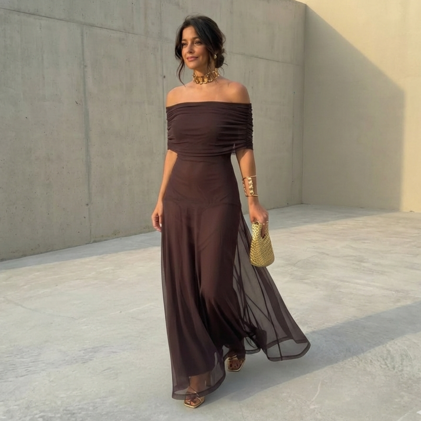 Uma – Dlouhé Splývavé Šaty s Elegantním Designem